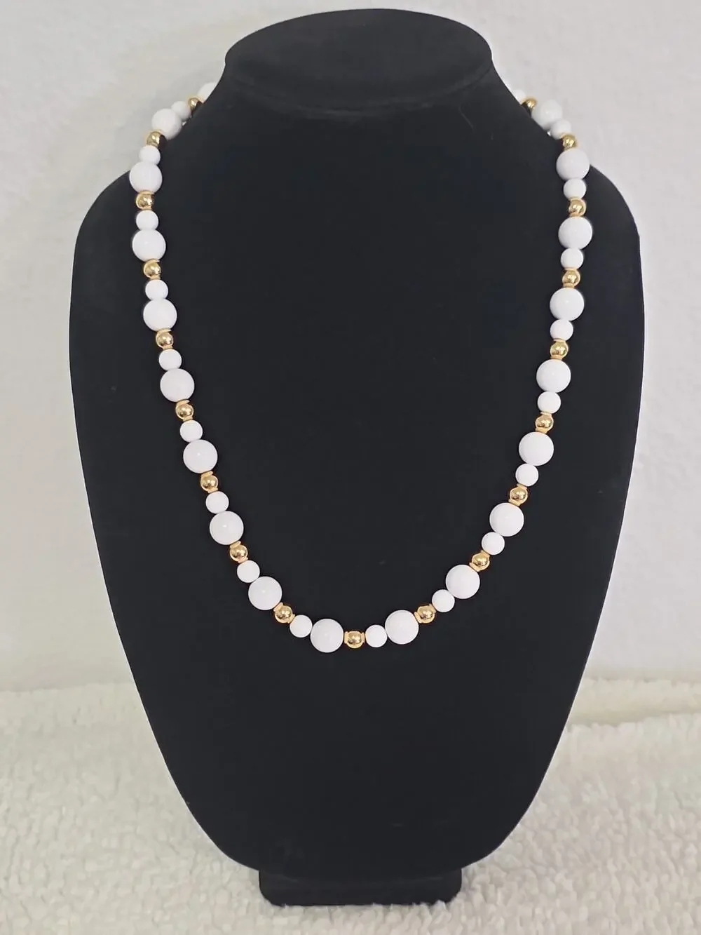 Vintage Retro Preppy Classic Design Beaded Necklace White And Gold Tones